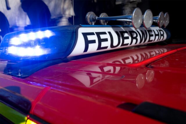 Blaulicht leuchtet auf einem Einsatzfahrzeug der Feuerwehr.