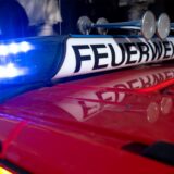 Blaulicht leuchtet auf einem Einsatzfahrzeug der Feuerwehr.