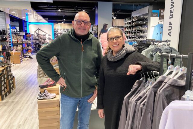 Christoph und Diana Ules stehen im Laden von Intersport Ules in Herten.