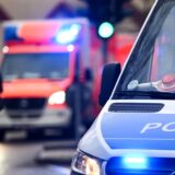Ein Polizeiauto und ein Rettungswagen mit Blaulicht.