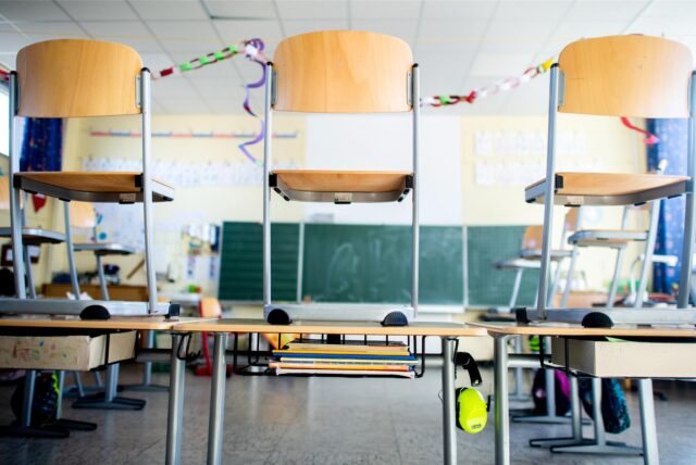 Ein Klassenzimmer mit hoch gestellten Stühlen