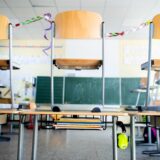 Ein Klassenzimmer mit hoch gestellten Stühlen