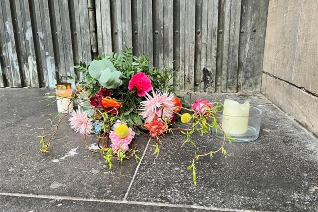 Eine kleine Gedenkstelle an der Reinoldikirche erinnert einen einen Obdachlosen, der hier am 19. Januar tot aufgefunden wurde. Seitdem gab es zwei weitere Todesfälle auf Dortmunds Straßen.