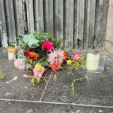 Eine kleine Gedenkstelle an der Reinoldikirche erinnert einen einen Obdachlosen, der hier am 19. Januar tot aufgefunden wurde. Seitdem gab es zwei weitere Todesfälle auf Dortmunds Straßen.