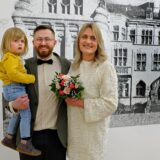 Die Eheleute Sarah Kurylo und Dominic Bläsing nach ihrer Trauung im Rathaus in Recklinghausen.