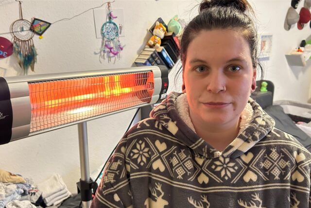 Chiara Davis aus Datteln musste improvisieren: Mit einem Heizstrahler blieb wenigstens das Schlafzimmer warm. Trotz der Kälte waren kurze Ausflüge in Küche und Bad unvermeidbar.