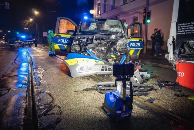 Der Streifenwagen der Polizei Dortmund ist stark lädiert, nachdem er mit einem Auto und einer Stadtbahn zusammengestoßen ist.
