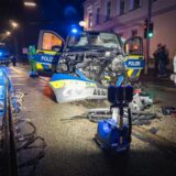 Der Streifenwagen der Polizei Dortmund ist stark lädiert, nachdem er mit einem Auto und einer Stadtbahn zusammengestoßen ist.