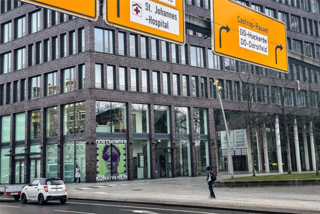 Ein Mann geht am Bürogebäude am U-Turm vorbei, das die Stadt kaufen möchte.