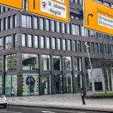 Ein Mann geht am Bürogebäude am U-Turm vorbei, das die Stadt kaufen möchte.
