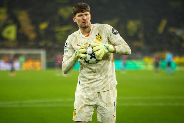 Gregor Kobel hält den Champions-League-Ball in den Händen.