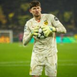 Gregor Kobel hält den Champions-League-Ball in den Händen.