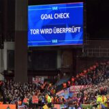 Wird künftig auch vom Schiedsrichter erklärt: Ein Videobeweis beim Champions-League-Spiel Aston Villa gegen Bayern München.
