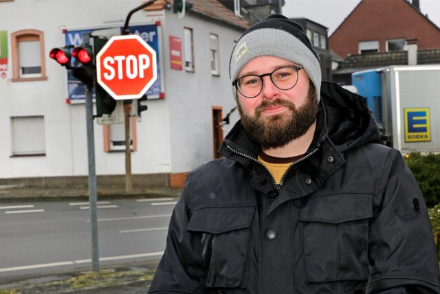 Fabian Tuttmann steht an der Kreuzung an der Glashütte in Haltern.