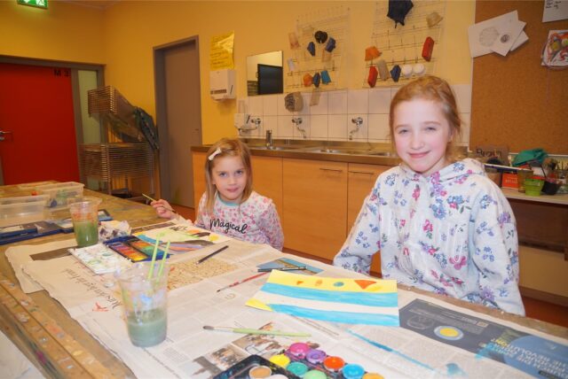 Mia (6) und Sophie (10) lächeln in die Kamera