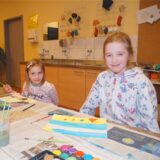 Mia (6) und Sophie (10) lächeln in die Kamera