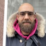 Collage: links ein Eis-Café-Schild, rechts Gian Matteo Buca (30), neuer Inhaber eines Eis-Kiosks in Dortmund-Marten.