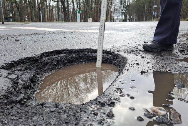 Ein 15 Zentimeter tiefes Schlagloch an einer Straße in Marl.