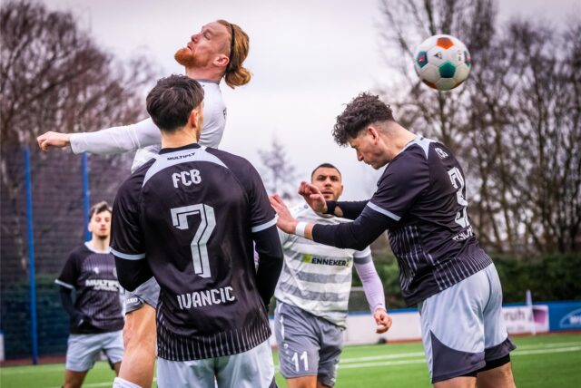 Spieler des FC Nordkirchen und des FC Brünninghausen im Kopfballduell.