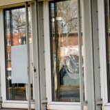 Zwei Scheiben im Eingangsbereich des Cornelia-Funke-Baumhauses sind in den vergangenen Tagen zerstört worden.