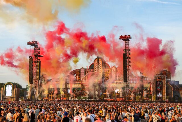 Beim Auftritt des niederländischen DJ-Duos Showtek wird Pyrotechnik gezündet auf der Main Stage beim Electronic Music Festival «Parookaville» auf dem Flughafen Niederrhein.