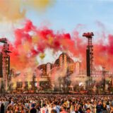 Beim Auftritt des niederländischen DJ-Duos Showtek wird Pyrotechnik gezündet auf der Main Stage beim Electronic Music Festival «Parookaville» auf dem Flughafen Niederrhein.
