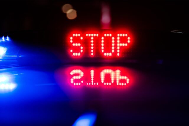 Ein Blaulicht mit der Aufschrift „Stop“