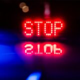 Ein Blaulicht mit der Aufschrift „Stop“
