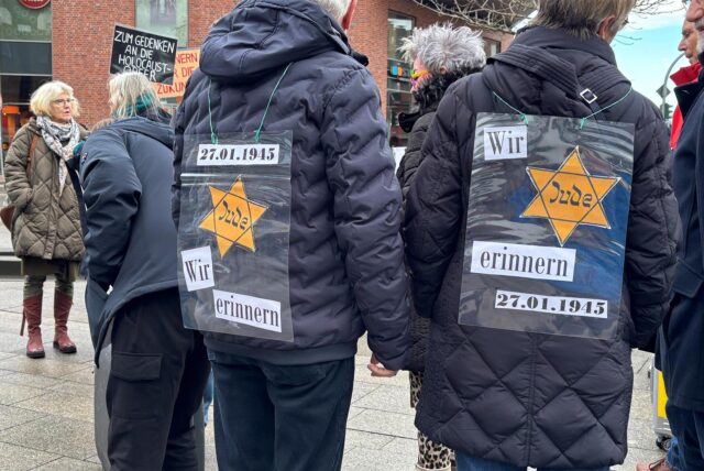 Bei einem Koffermarsch haben Dorstener an die Opfer des Nationalsozialismus erinnert.