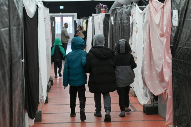 Flüchtlingskinder in einer Sammelunterkunft für Geflüchtete.