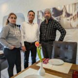 Neha und Kumar Sandeep und Kuldeep Fatra alias „Toni“ stehen im zukünftigen „Curry Haus“ in Dorsten.
