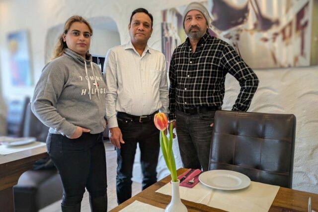 Neha und Kumar Sandeep und Kuldeep Fatra alias „Toni“ stehen im zukünftigen „Curry Haus“ in Dorsten.