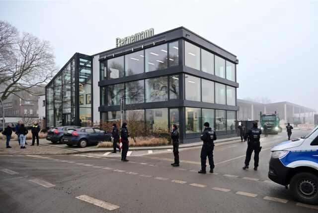 Polizisten sichern den Eingang zum Bernemann-Firmengelände in Datteln.
