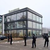 Polizisten sichern den Eingang zum Bernemann-Firmengelände in Datteln.