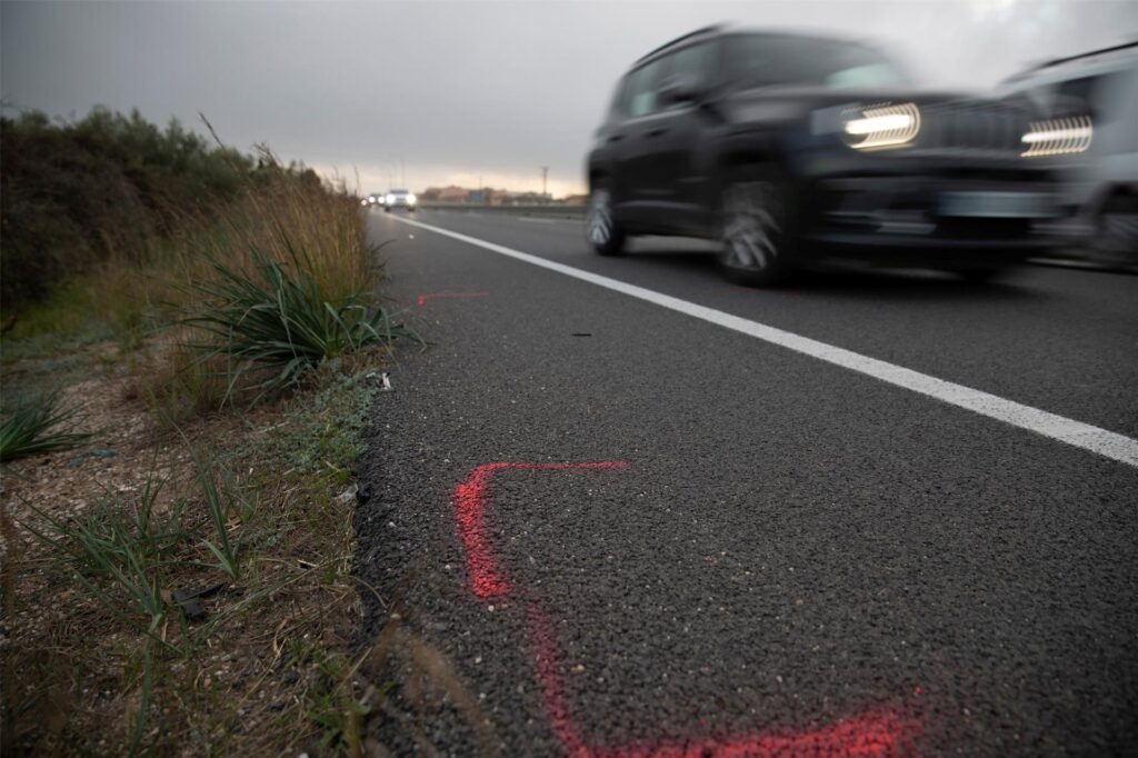Markierungen sind auf einer Straße auf Mallorca zu sehen, nachdem es hier am Vormittag einen Unfall gegeben hatte. Markierungen sind auf einer Straße auf Mallorca zu sehen, nachdem es hier am Vormittag einen Unfall gegeben hatte.