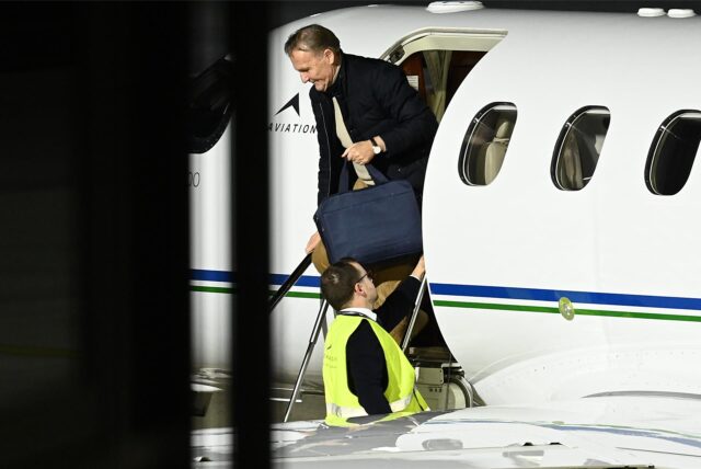 Hans-Joachim Watzke steigt aus einem Flugzeug aus.