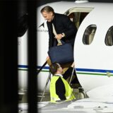 Hans-Joachim Watzke steigt aus einem Flugzeug aus.