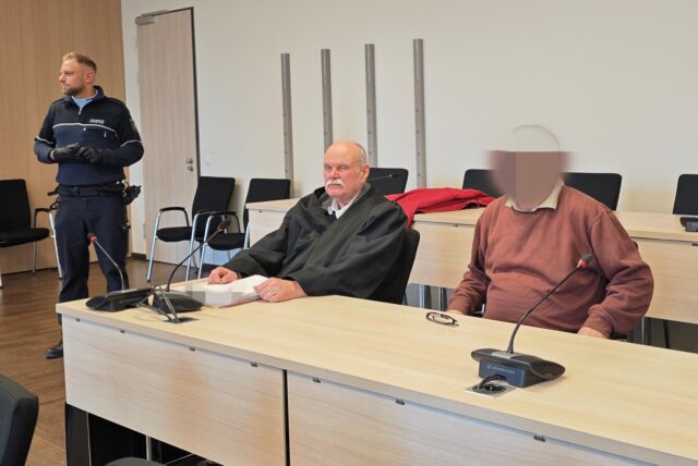 Hat die Brandstiftung gestanden: Der Angeklagte aus Bottrop neben seinem Verteidiger Stephan Urbach im Essener Landgericht.