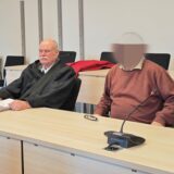 Hat die Brandstiftung gestanden: Der Angeklagte aus Bottrop neben seinem Verteidiger Stephan Urbach im Essener Landgericht.