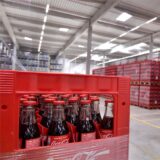 In einer Lagerhalle stehen hunderte Kästen mit Getränken von Coca-Cola.