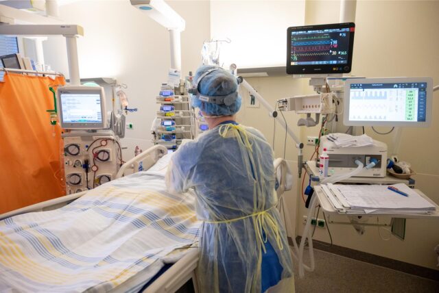In einem Zimmer der Intensivstation wird ein Patient mit einem schweren Covid-19 Krankheitsverlauf behandelt.