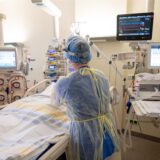 In einem Zimmer der Intensivstation wird ein Patient mit einem schweren Covid-19 Krankheitsverlauf behandelt.