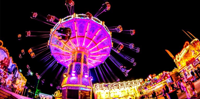Das Kettenkarussell leuchtet auf der Palmkirmes in Recklinghausen.