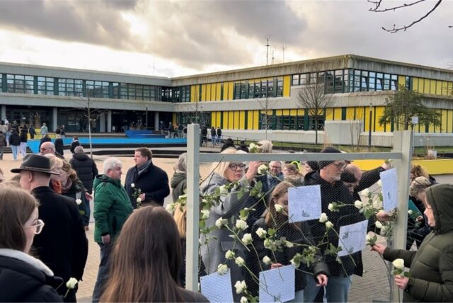 Menschen vor der Alexander-Lebenstein-Realschule