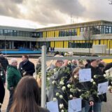 Menschen vor der Alexander-Lebenstein-Realschule