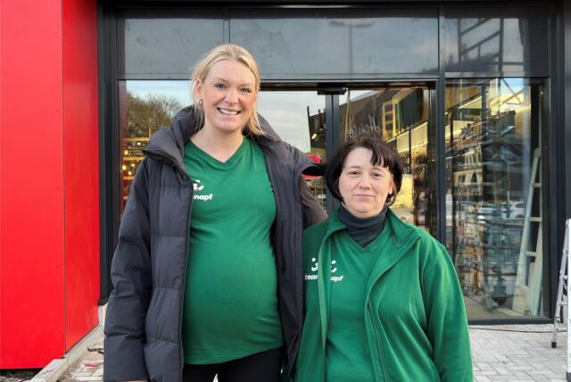 Julia Schlotmann-Honsel und Susanne Steger vor dem neuen Fressnapf-Markt in Dorsten.