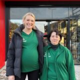 Julia Schlotmann-Honsel und Susanne Steger vor dem neuen Fressnapf-Markt in Dorsten.