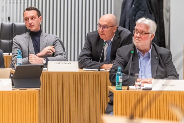 Ganz rechtsaußen im Stadtrat sitzt die AfD-Fraktion um (v.r.) Heiner Garbe, Peter Bohnhof und Matthias Helferich. Im politischen Betrieb Dortmunds wird die Partei bisher komplett isoliert.