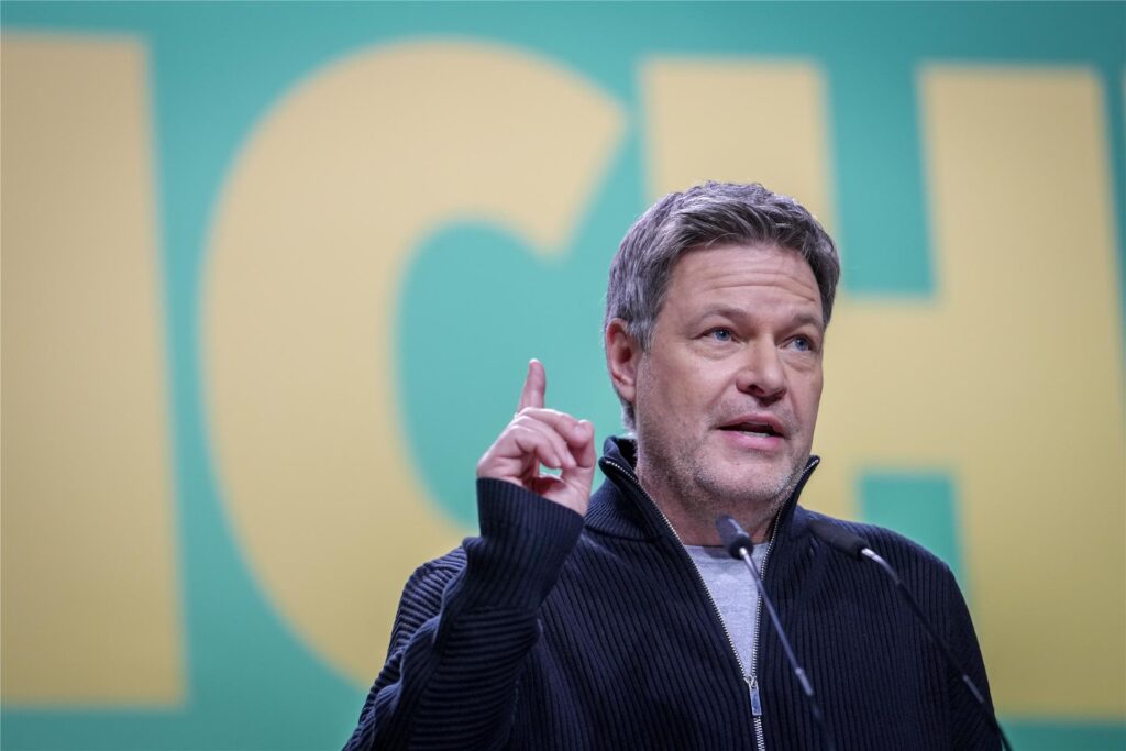 Robert Habeck (Bündnis 90/Die Grünen), Bundesminister für Wirtschaft und Klimaschutz und Kanzlerkandidat, spricht beim Programmparteitag seiner Partei zu den Delegierten.