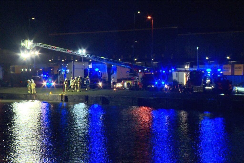 Einen Großeinsatz von Polizei und Feuerwehr löste das in den Kanal gerollte Auto in der Nacht zu Samstag in Herne aus. Einen Großeinsatz von Polizei und Feuerwehr löste das in den Kanal gerollte Auto in der Nacht zu Samstag in Herne aus.
